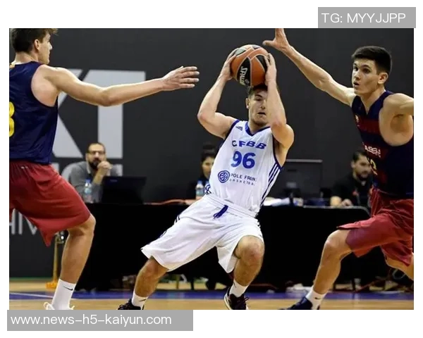 范德彪谈训练对抗卢卡的重要性为防守持球核心做好准备